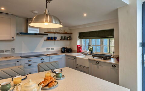 The Cottage at High Bickington: Interior Design, Controsoffitto, Mobilia, Cucina, Elettrodomestico Da Cucina, Cabinetry, Pavimentazione, Soffitto, Legna, Lampada
