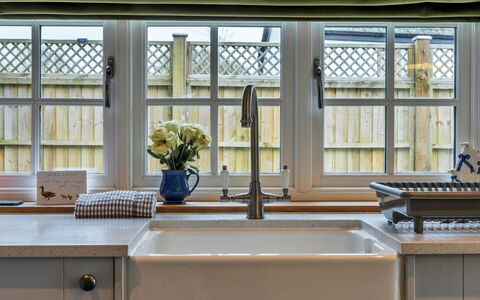 The Cottage at High Bickington: Cucina, Interior Design, Lavandino Della Cucina, Idraulico Fixture, Controsoffitto, Lavello, Rubinetto, Illuminazione, Casa, Idraulico