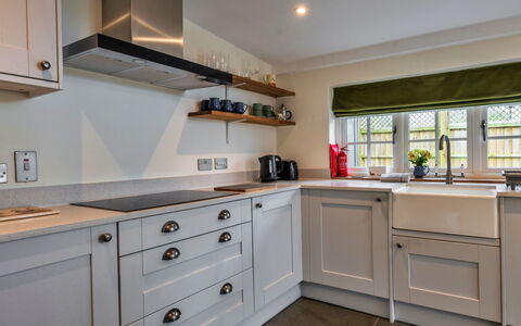 The Cottage at High Bickington: Cucina, Legna, Controsoffitto, Cabinetry, Elettrodomestico Da Cucina, Interior Design, Apparecchio Major, Pavimentazione, Elettrodomestico, Soffitto
