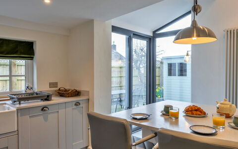 The Cottage at High Bickington: Mobilia, Interior Design, Legna, Soffitto, Controsoffitto, Cucina, Lampada, Pavimentazione, Cabinetry, Casa