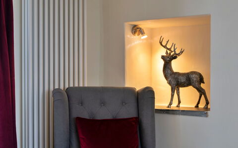 The Cottage at High Bickington: Interior Design, Illuminazione, Mobilia, Camera, Cornice, Lampada, Lampada, Antler, Soggiorno, Materiali Naturali