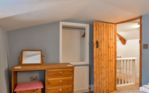 The Cottage at High Bickington: Mobilia, Interior Design, Letto, Parete, Camera Da Letto, Pavimento, Legna, Pavimentazione, Soffitto, Camera