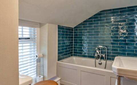 The Cottage at High Bickington: Blu, Idraulico Fixture, Bagno, Pavimentazione, Pavimento, Vasca Da Bagno, Idraulico, Rubinetto, Piastrella, Lavello