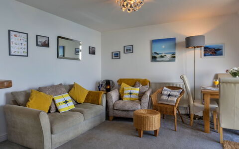 Sea Views Apartment in Ilfracombe: Mobilia, Parete, Divano, Interior Design, Casa, Soggiorno, Pavimentazione, Appartamento, Camera, Pavimento