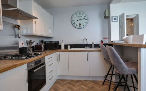 Sea Views Apartment in Ilfracombe: Mobilia, Interior Design, Pavimentazione, Cabinetry, Legna, Controsoffitto, Pavimento, Cucina, Camera, Apparecchio Major