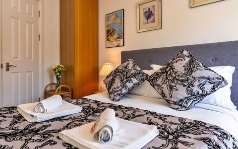 Sea Views Apartment in Ilfracombe: Appartamento, Camera Da Letto, Letto, Bedding, Lenzuolo, Hotel, Telaio Del Letto, Cuscino