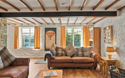 The Old School House at Instow: Mobilia, Interior Design, Legna, Pavimentazione, Divano, Pavimento, Soffitto, Soggiorno, Illuminazione, Casa