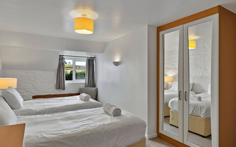 The Old School House at Instow: Letto, Parete, Interior Design, Camera Da Letto, Bedding, Legna, Lenzuolo, Soffitto, Mobilia, Pavimento