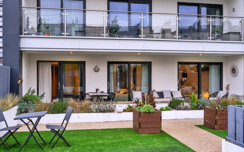 Plymouth City Apartment 15: Balcone, Mobili Da Esterno, Giardino, Sedia, Cortile, Landscaping, Cortile, Terrazza, Backyard, Ricorrere