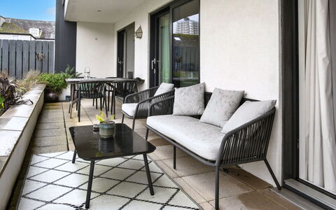 Plymouth City Apartment 15: Mobilia, Mobili Da Esterno, Sedia, Tavolo Esterno, Giardino, Terrazza, Tavolino Da Caffè, Pianta Della Casa, Backyard, Landscaping