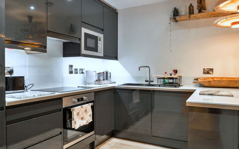 Plymouth City Apartment 15: Cucina, Elettrodomestico Da Cucina, Controsoffitto, Mobilia, Cabinetry, Apparecchio Major, Interior Design, Pavimentazione, Legna, Elettrodomestico