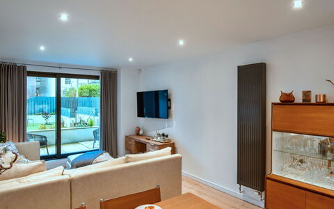 Plymouth City Apartment 15: Mobilia, Interior Design, Pavimentazione, Parete, Divano, Legna, Pavimento, Soffitto, Soggiorno, Camera