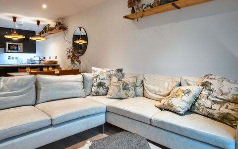 Plymouth City Apartment 15: Mobilia, Interior Design, Pavimentazione, Pavimento, Divano, Soggiorno, Pavimento In Legno, Camera, Casa, Appartamento