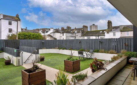 Plymouth City Apartment 15: Giardino, Backyard, Cortile, Landscaping, Cortile, Vaso Di Fiori, Calcestruzzo, Erba Sintetica, Pianta Della Casa, Prato