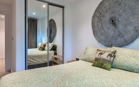 Plymouth City Apartment 15: Letto, Interior Design, Mobilia, Camera Da Letto, Bedding, Lenzuolo, Parete, Pavimentazione, Pavimento, Legna