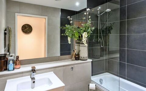 Plymouth City Apartment 15: Bagno, Idraulico Fixture, Interior Design, Lavello, Pavimentazione, Rubinetto, Lavandino Del Bagno, Pavimento, Mobiletto Del Bagno, Gabinetto