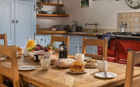 Coulscott Old Barn: Mobilia, Cucina, Cabinetry, Legna, Controsoffitto, Pavimentazione, Tavola, Elettrodomestico Da Cucina, Interior Design, Cucina & Sala Da Pranzo Tavolo