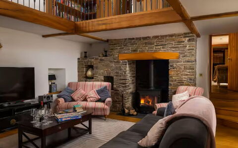 Coulscott Old Barn: Mobilia, Interior Design, Pavimentazione, Pavimento, Divano, Parete, Legna, Soggiorno, Soffitto, Camera