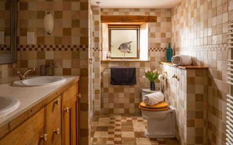 Coulscott Old Barn: Pavimentazione, Interior Design, Bagno, Pavimento, Parete, Idraulico Fixture, Piastrella, Lavandino Del Bagno, Mobiletto Del Bagno, Idraulico