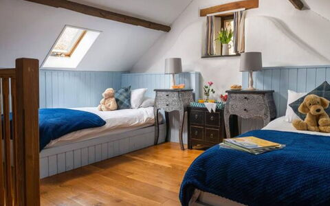 Coulscott Old Barn: Mobilia, Letto, Interior Design, Camera Da Letto, Pavimentazione, Pavimento, Bedding, Legna, Lenzuolo, Camera