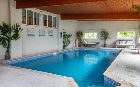 Coulscott Pipistrelle Barn: Pavimentazione, Piscina, Pavimento, Soffitto, Interior Design, Ricorrere, Design, Hotel, Pianta Della Casa, Sedia