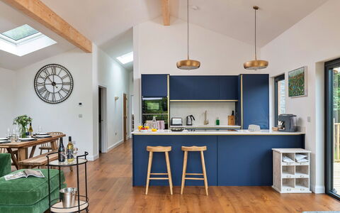 Coulscott Pipistrelle Barn: Mobilia, Interior Design, Pavimentazione, Legna, Soffitto, Controsoffitto, Cucina, Pavimento, Cabinetry, Illuminazione