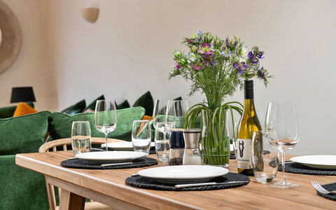 Coulscott Pipistrelle Barn: Mobilia, Tavola, Tavolo, Bicchieri, Interior Design, Cucina & Sala Da Pranzo Tavolo, Sala Da Pranzo, Serveware, Sedia, Dishware