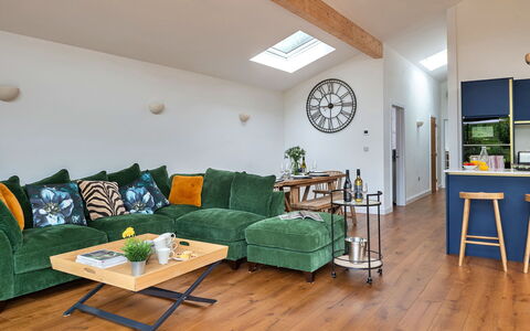 Coulscott Pipistrelle Barn: Mobilia, Interior Design, Divano, Pavimentazione, Parete, Pavimento, Soggiorno, Legna, Camera, Soffitto