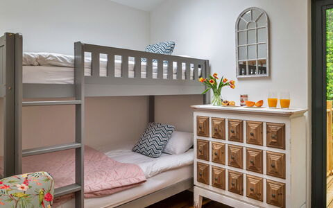 Coulscott Pipistrelle Barn: Mobilia, Letto A Castello, Letto, Camera Da Letto, Interior Design, Bedding, Legna, Lenzuolo, Pavimento, Pavimentazione