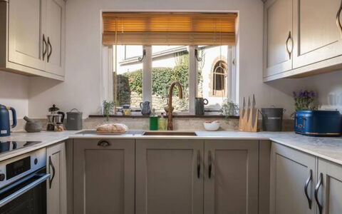 Coulscott Peacock Cottage: Cucina, Controsoffitto, Elettrodomestico Da Cucina, Interior Design, Cabinetry, Mobilia, Apparecchio Major, Soffitto, Casa, Pavimentazione