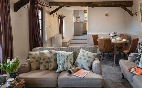 Coulscott Peacock Cottage: Mobilia, Interior Design, Parete, Divano, Legna, Pavimentazione, Soggiorno, Camera, Pavimento, Soffitto