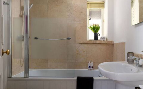 Coulscott Peacock Cottage: Bagno, Idraulico Fixture, Vasca Da Bagno, Interior Design, Parete, Pavimentazione, Pavimento, Lavello, Rubinetto, Specchio