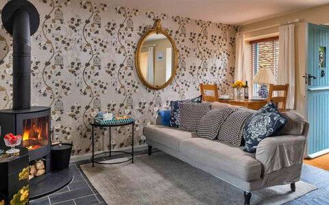 Coulscott Bantam Cottage: Mobilia, Interior Design, Pavimentazione, Parete, Pavimento, Soggiorno, Camera, Tessile, Illuminazione, Tavolo