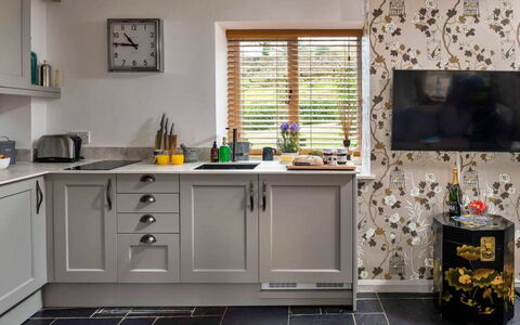 Coulscott Bantam Cottage: Cucina, Interior Design, Mobilia, Controsoffitto, Cabinetry, Legna, Pavimentazione, Elettrodomestico Da Cucina, Casa, Illuminazione