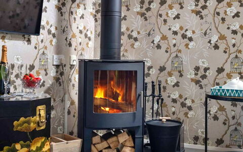 Coulscott Bantam Cottage: Interior Design, Pavimentazione, Pavimento, Mobilia, Soggiorno, Vaso Di Fiori, Pianta Della Casa, Pavimento In Legno, Sedia, Tenda