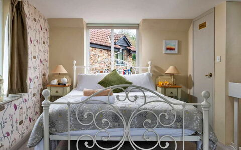 Coulscott Bantam Cottage: Mobilia, Interior Design, Letto, Parete, Camera Da Letto, Bedding, Lenzuolo, Biancheria, Tessile, Illuminazione