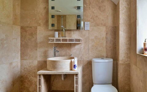 Coulscott Bantam Cottage: Parete, Pavimentazione, Pavimento, Idraulico Fixture, Interior Design, Bagno, Piastrella, Idraulico, Camera, Gabinetto
