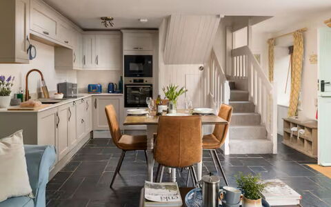 Coulscott Aylesbury Cottage: Mobilia, Interior Design, Pavimentazione, Legna, Pavimento, Soffitto, Cucina, Casa, Illuminazione, Camera