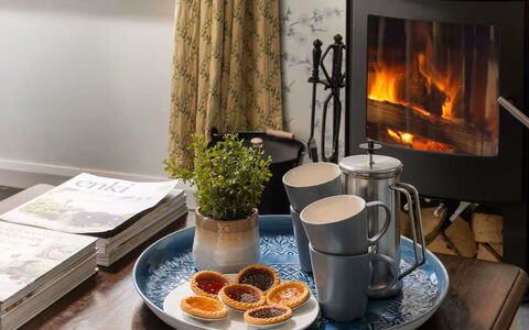 Coulscott Aylesbury Cottage: Mobilia, Tavola, Interior Design, Pavimentazione, Tavolo, Serveware, Camera, Focolare, Soggiorno, Sedia