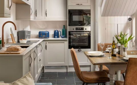 Coulscott Aylesbury Cottage: Cucina, Mobilia, Elettrodomestico Da Cucina, Controsoffitto, Cabinetry, Apparecchio Major, Interior Design, Legna, Pavimentazione, Elettrodomestico