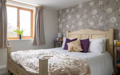 Coulscott Aylesbury Cottage: Mobilia, Letto, Interior Design, Camera Da Letto, Bedding, Lenzuolo, Parete, Pavimentazione, Legna, Biancheria