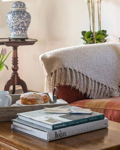 Coulscott Farmhouse: Mobilia, Tavolo, Interior Design, Divano, Tavola, Soggiorno, Lancia Cuscino, Pavimentazione, Cornice, Cuscino