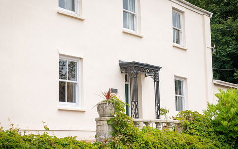 Coulscott House: Arbusto, Casa, Villetta, Finestra A Ghigliottina, Estate, Cortile, Agriturismo, Villa, Balcone, Home Scherma