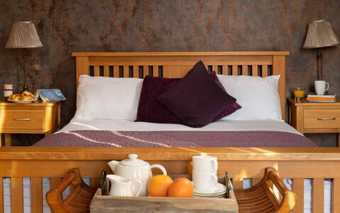 Coulscott House: Mobilia, Letto, Camera Da Letto, Legna, Interior Design, Bedding, Lenzuolo, Comodino, Biancheria, Pavimentazione