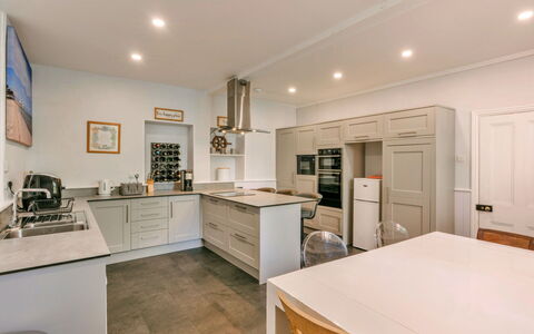 Wallingbrook Lodge: Cucina, Cabinetry, Controsoffitto, Interior Design, Elettrodomestico Da Cucina, Mobilia, Pavimentazione, Pavimento, Legna, Apparecchio Major