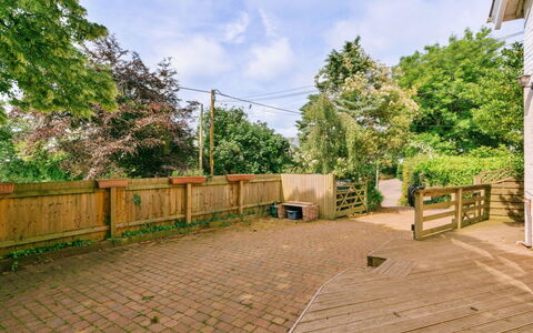 Wallingbrook Lodge: Legna, Giardino, Recinzione, Home Scherma, Color Legno, Landscaping, Latifoglie, Backyard, Plank, Passerella