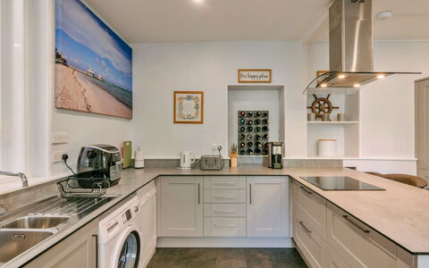 Wallingbrook Lodge: Cucina, Interior Design, Elettrodomestico Da Cucina, Controsoffitto, Pavimentazione, Apparecchio Major, Cabinetry, Pavimento, Soffitto, Legna