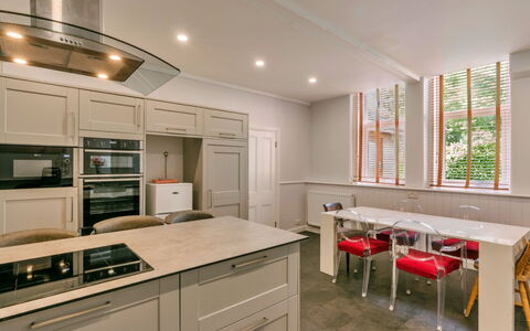 Wallingbrook Lodge: Cucina, Pavimentazione, Interior Design, Legna, Soffitto, Cabinetry, Pavimento, Controsoffitto, Mobilia, Elettrodomestico Da Cucina