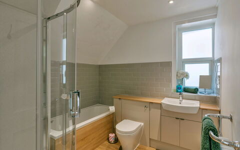 Wallingbrook Lodge: Bagno, Pavimentazione, Idraulico Fixture, Interior Design, Pavimento, Parete, Lavello, Legna, Lavandino Del Bagno, Rubinetto