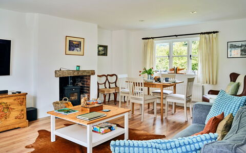 Coachmans Cottage: Mobilia, Interior Design, Pavimentazione, Divano, Pavimento, Camera, Tavolo, Legna, Soffitto, Soggiorno